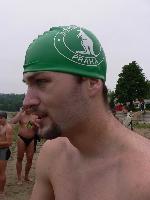 Peťa hledí na vodu 15,8 stupně Celsia