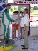 Michal Ledl přijímá gratulaci