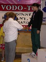 Tereza Hromádková přebírá stříbrnou medaili za 50P