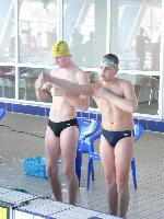 mladý se rozcvičuje, starší leští