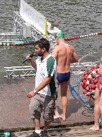 hlasatel a v pozadí Sparťan se zelenou čepičkou