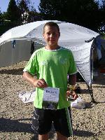 Matěj s pohárem jako druhý dorostenec na 10 km.