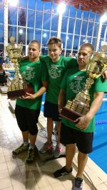 první muži (Matěj Kozubek), třetí muž (Tomáš Kozubek) a sedmý muž (Leonard Lajčuk) s pohárem pro nej mužu a tým